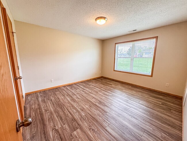 Building Photo - 2 Bedroom, 1 Bath Town Home