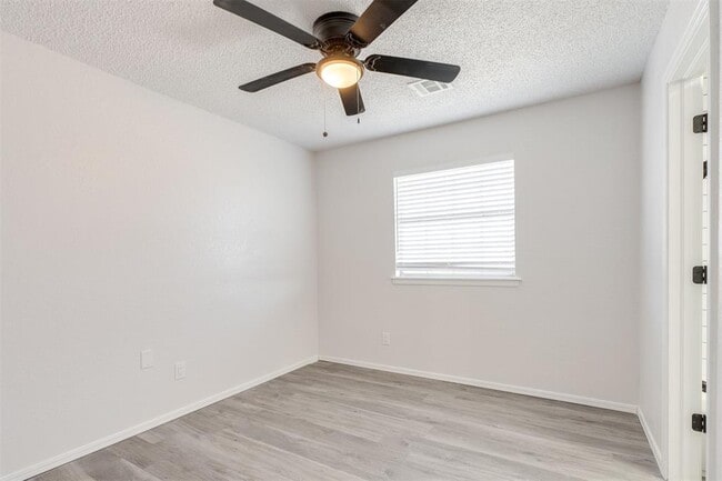 Building Photo - 11715 N Francis Ave