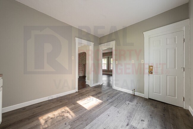 Building Photo - Charming 4-Bedroom Home on Quiet Street - ...