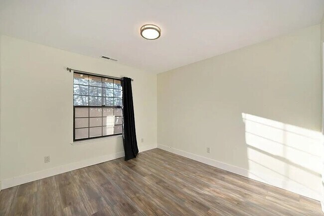 Building Photo - Beautiful 3BR/3BA Home on 1 Acre in Gated ...