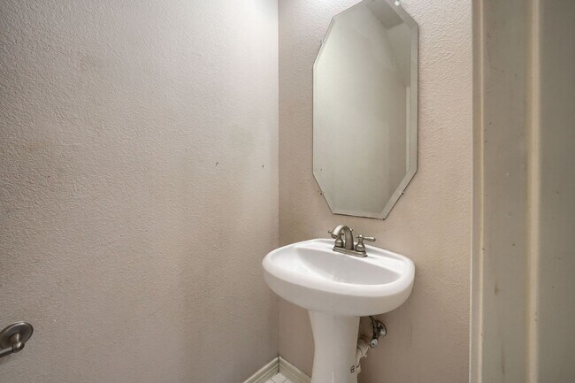 Building Photo - Stunning 5-Bedroom Home with Spacious Back...