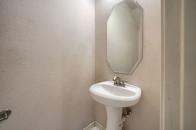 Building Photo - Stunning 6-Bedroom Home with Spacious Backyard and Modern Upgrades