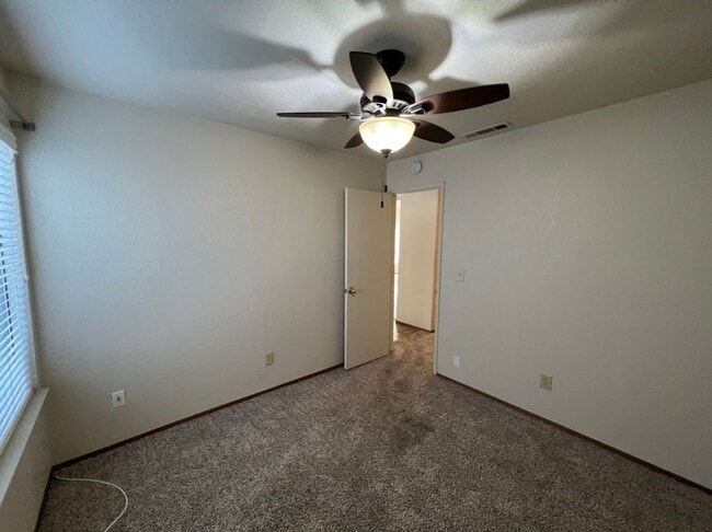 Building Photo - Single story condo located in Cedarbrook's Gated Community!