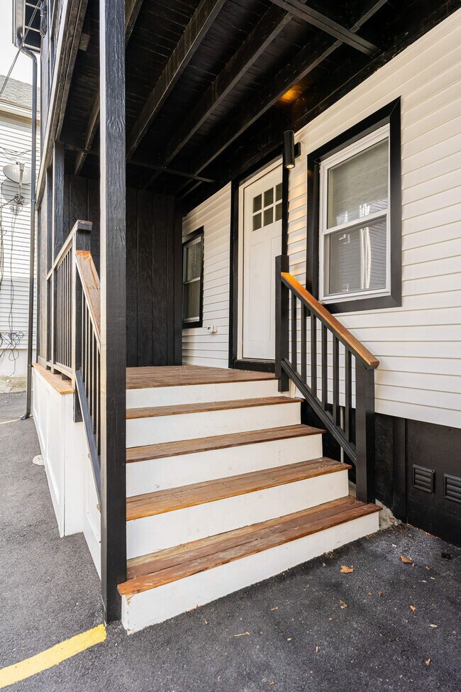 Building Photo - 42 White St Pl