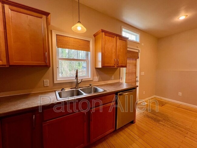 Building Photo - 80 Oakwood St