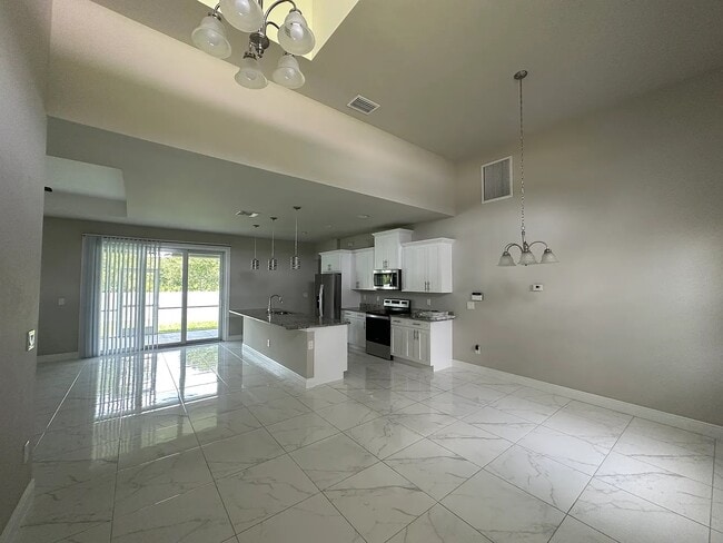 Building Photo - 1405 Poinsettia Ave