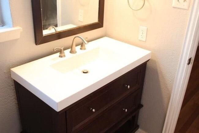 Building Photo - 2 Bedroom, 2.5 Bath, Water Included in Rent!