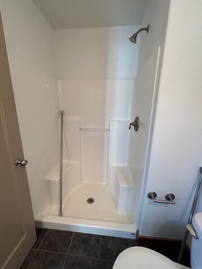 Building Photo - FIRST MONTH'S RENT 1/2 PRICE!!!