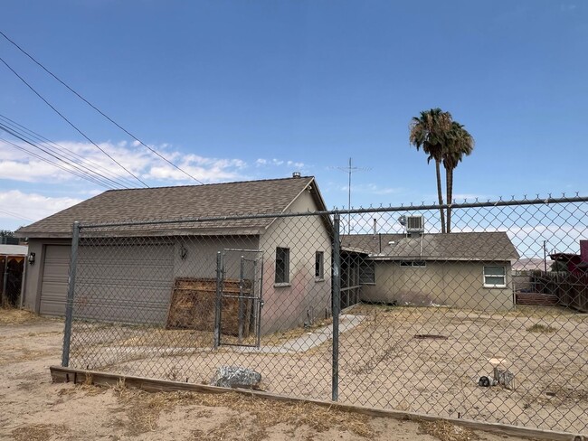 Building Photo - 3 Bedroom 1 Bathroom House with Spacious L...