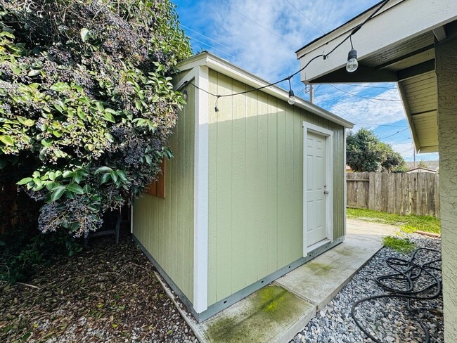 Building Photo - Beautifully Remodeled 3-Bedroom Home in Prime Los Banos Location!