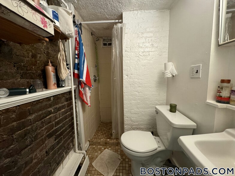 Building Photo - 40 Anderson St