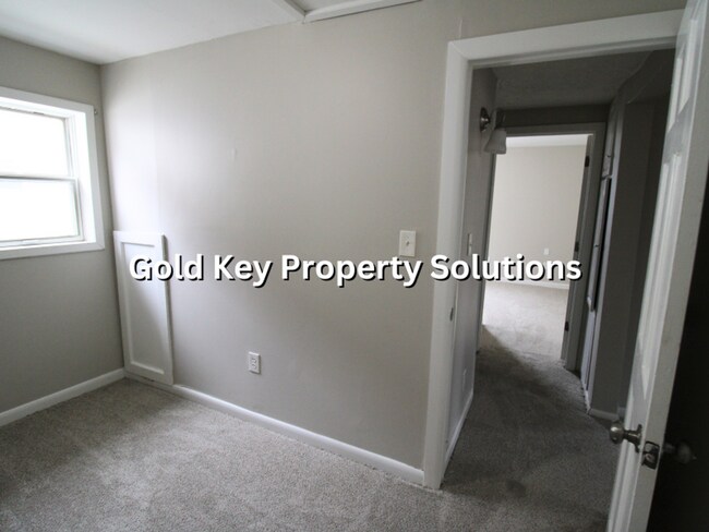 Building Photo - 3 BR 1 BA House with Back Deck and TWO Bonus Rooms! NO CATS (NO SECTION 8)