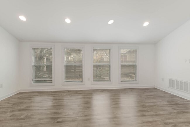 Building Photo - 121 W Woodlawn Ave