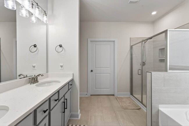 Building Photo - Like New 4BR Ranch with Modern Finishes & Prime Location in Elgin