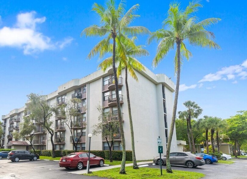 Building Photo - 2701 Riverside Dr