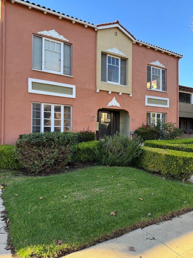 Building Photo - 1221 Stearns Dr