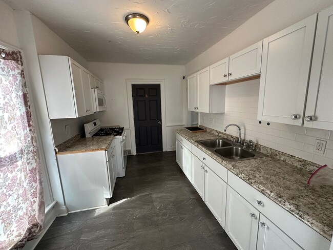 Building Photo - 190 Young St