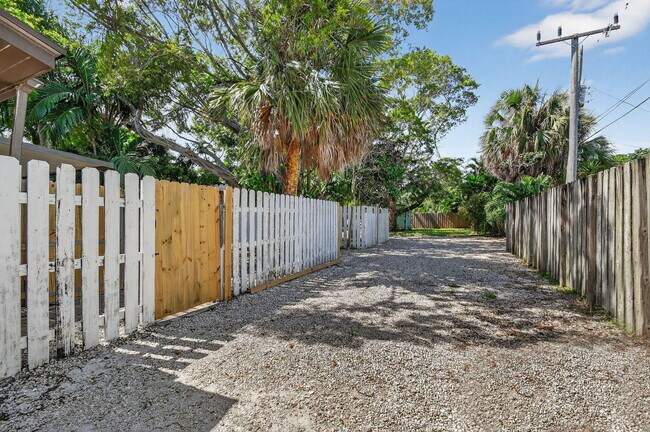 Building Photo - 5009 Spruce Ave