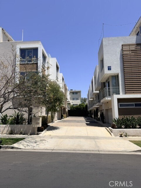 Building Photo - 1400 N Fuller Ave