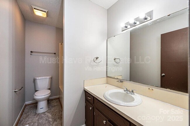 Building Photo - 1051 3rd St SE