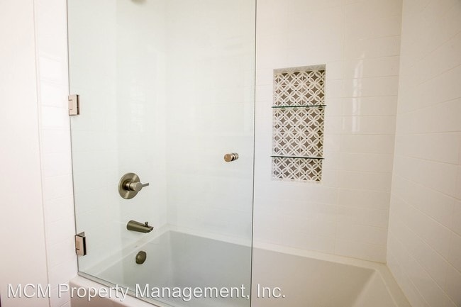 Building Photo - 923-933 S Alandele Ave