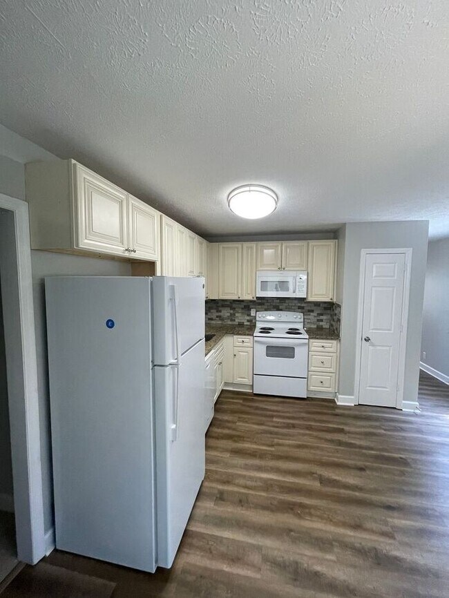 Building Photo - Comfortable 4-Bedroom Home in a Convenient...