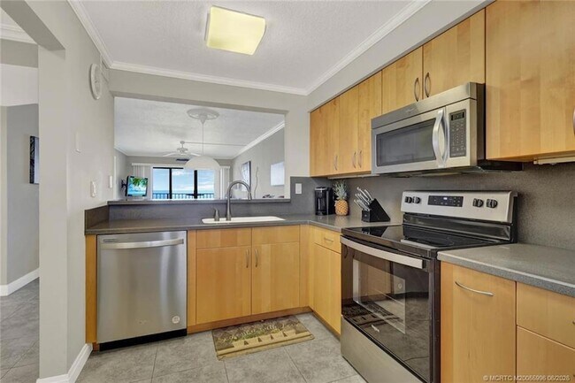 Building Photo - 9490 S Ocean Dr