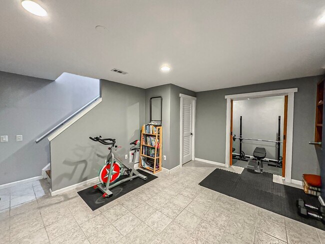 Building Photo - Light-filled and Spacious 3 Bed 2 Bath Tow...