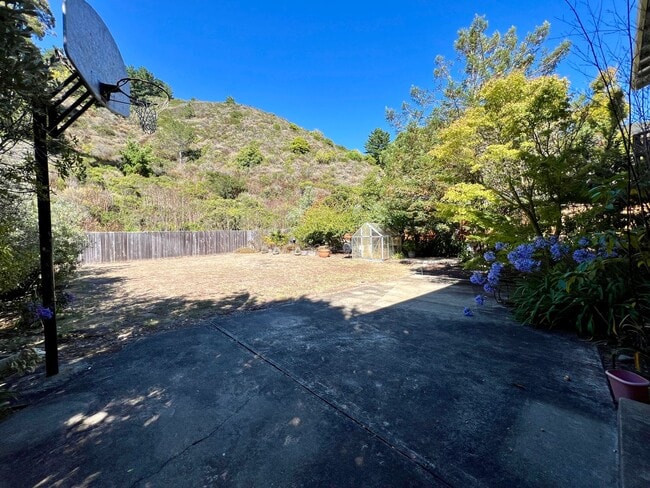 Building Photo - Spacious 4-Bed, 3-Bath Single-Family Home ...