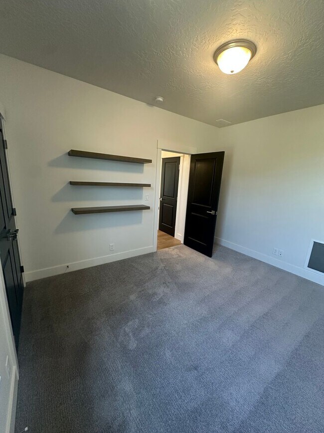 Building Photo - Open House - 12-2pm Saturday January 17, 2026 (Immediate Move In-Short term lease) $300.00 per mo...