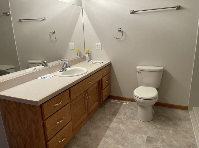 Building Photo - 2706 Wheatland Dr S