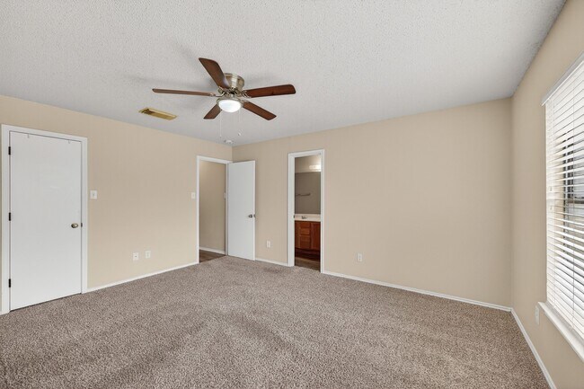 Building Photo - 10526 Bluegrass Pond