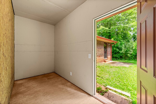 Building Photo - 105 McWhirter Pl