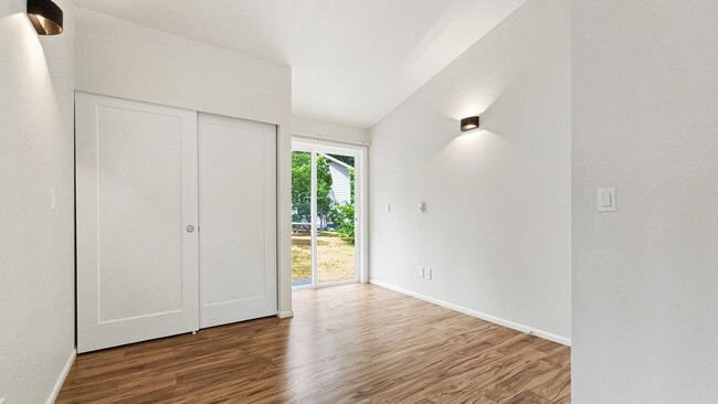 Building Photo - Updated 2-Bed Home Near Parks, Transit, and Light Rail