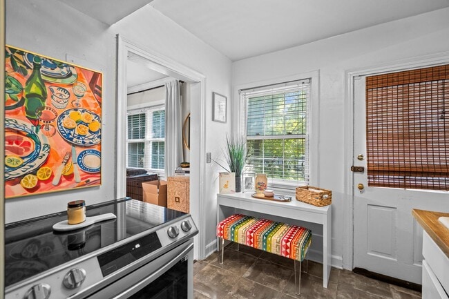 Building Photo - Downtown Townhouse Available 1 Nov 25!