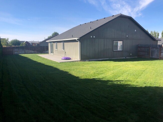 Building Photo - Cozy Home with Private Backyard!