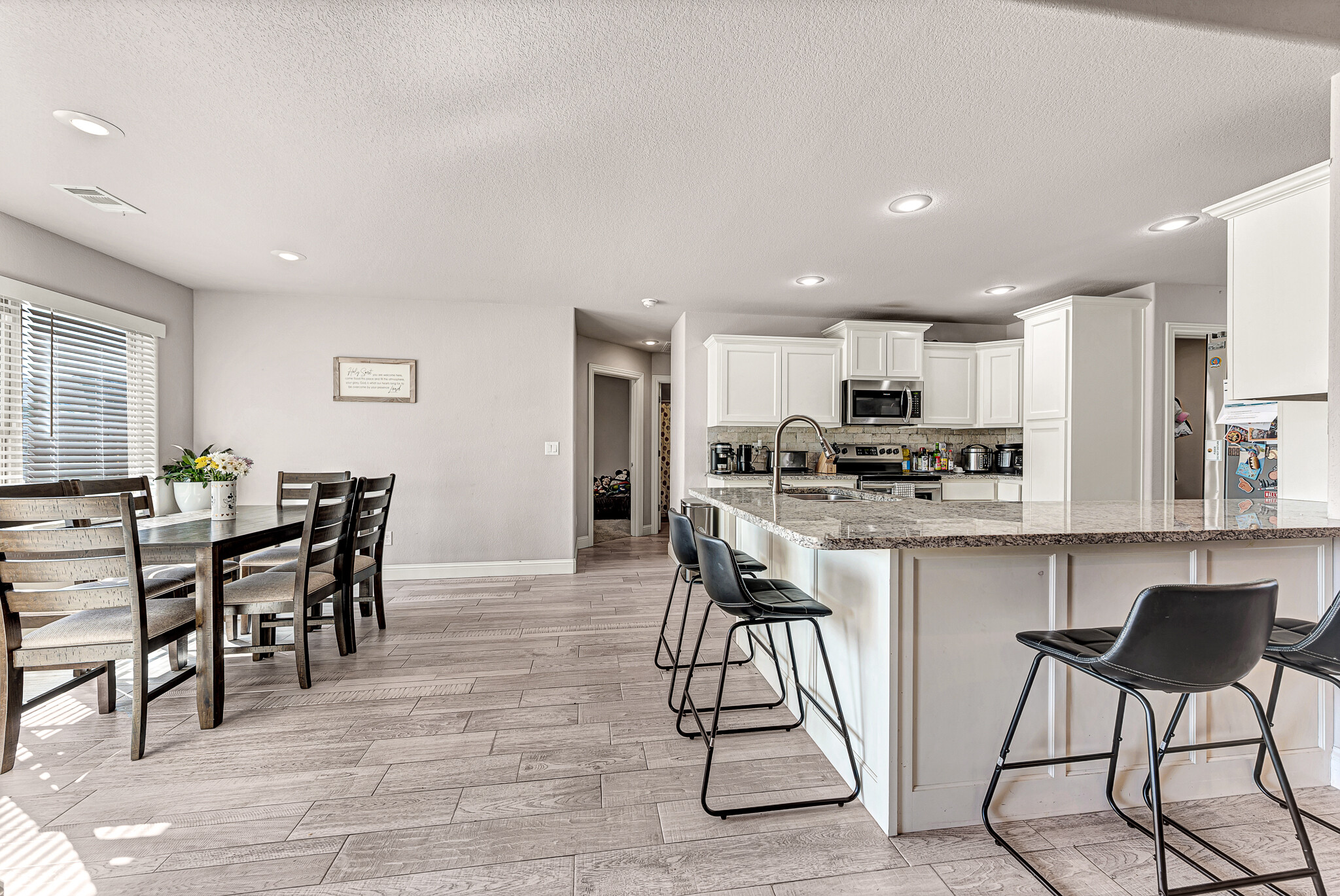 L shape counter that can seat up to six. - 1871 Sunrise Cir