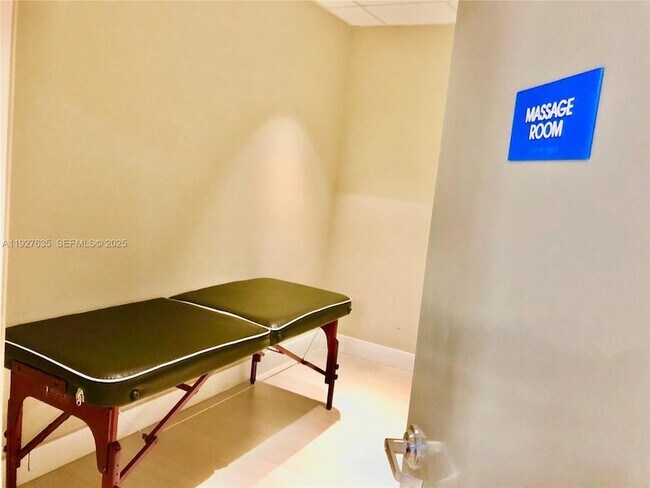 Building Photo - 601 NE 36th St