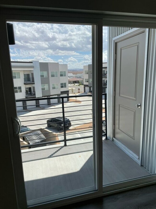 Building Photo - 3 Bedroom Condo in Desert Color with Flexible 6-12 Month Lease