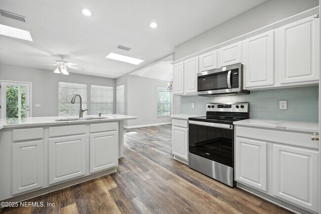 Building Photo - 4565 E Seneca Dr