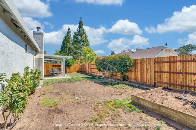 Building Photo - 3 bdrm 2 bth, East Lincoln large backyard