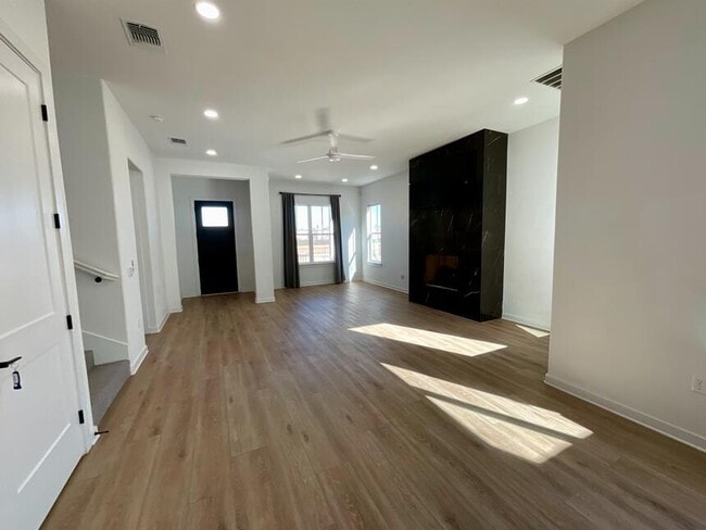 Building Photo - 12016 Savannah Ave