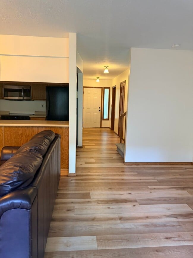Building Photo - Recently updated unit Near Montana State!