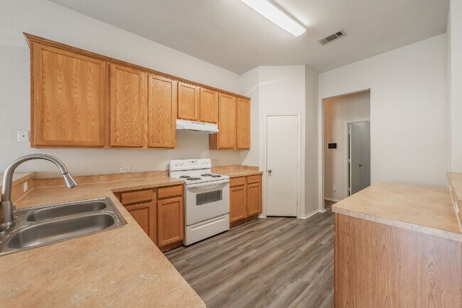 Building Photo - 636 Saddleway Dr