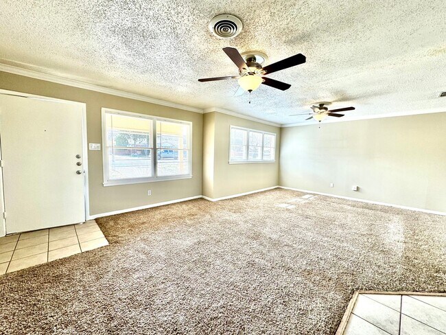 Building Photo - Cute 3 bedroom 2 bath Home!