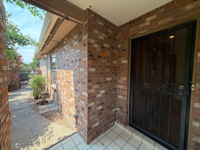 Building Photo - Attractive 3 Bedroom 2 Bathroom Home In The Northeast Heights!