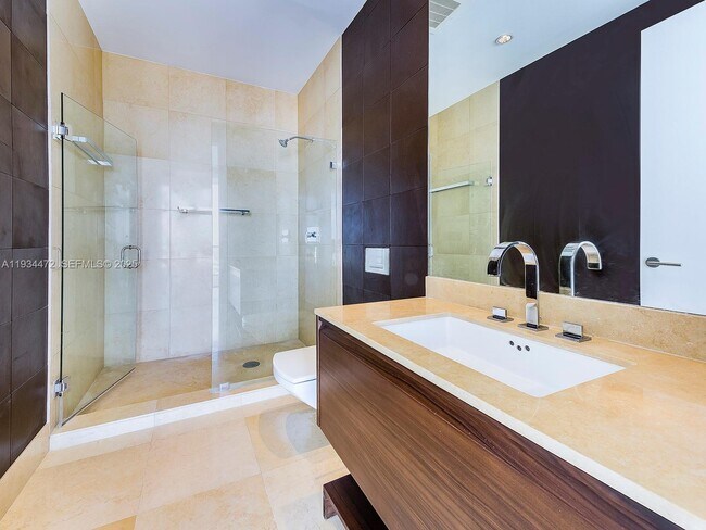 Building Photo - 800 South Pointe Dr