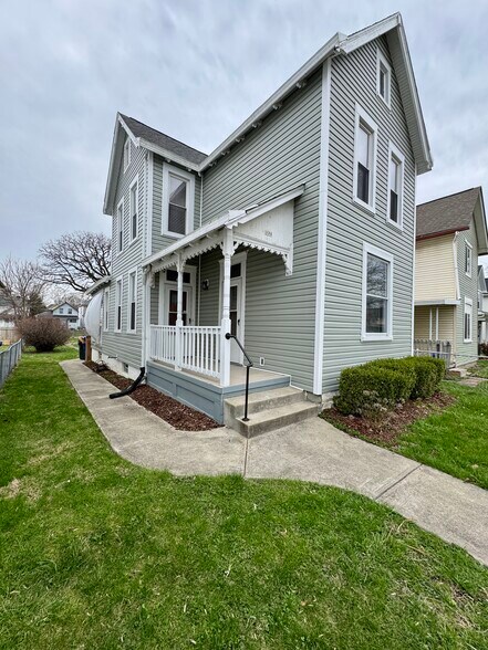 Building Photo - 121 Chicago Ave