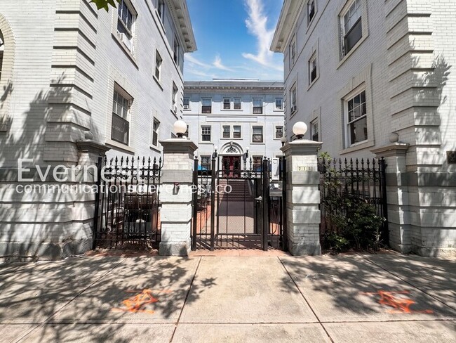Building Photo - 215 E 11th Ave