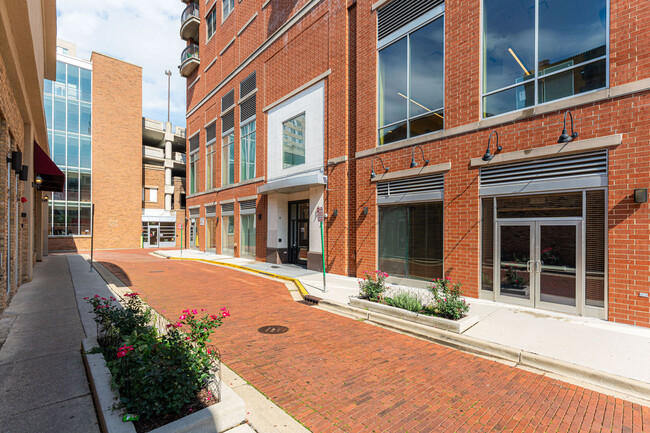 Building Photo - 1124 Lake St